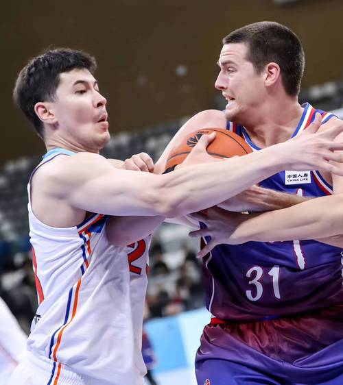 B体育官网：辽宁队与新疆队的焦点对决解析