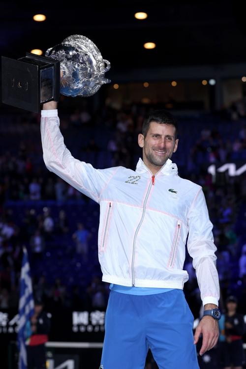 B体育：德约科维奇在澳网的夺冠之路充满挑战，德约科维奇澳网捧杯图