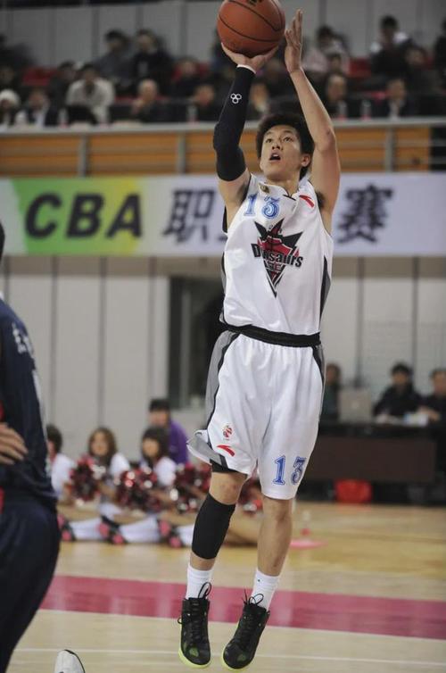 B体育快讯：辽宁飞豹逆袭广厦队，郭艾伦贡献关键助攻，辽宁飞豹球衣