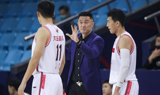 B体育观点：广东宏远大胜四川蓝鲸，易建联再创个人纪录，广东宏远队易建联简介