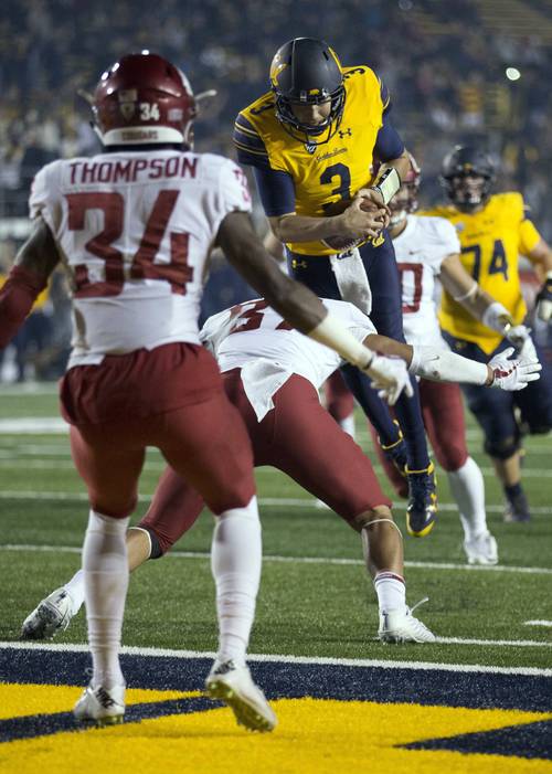 B体育:橄榄球赛场上的经典碰撞瞬间,橄榄球对抗视频