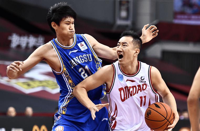 B体育热点：青岛雄鹰击败深圳马可波罗，邵英伦表现抢眼，青岛球员邵英伦