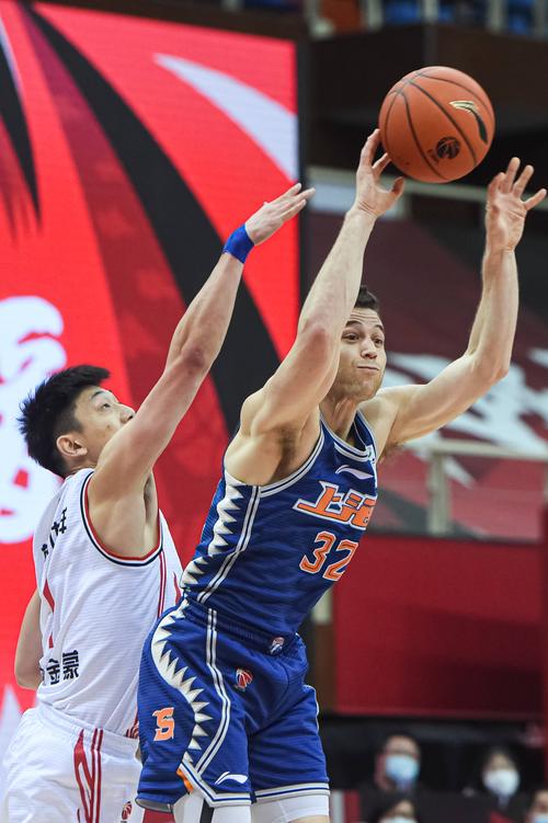 B体育热点：青岛雄鹰击败深圳马可波罗，邵英伦表现抢眼，青岛球员邵英伦