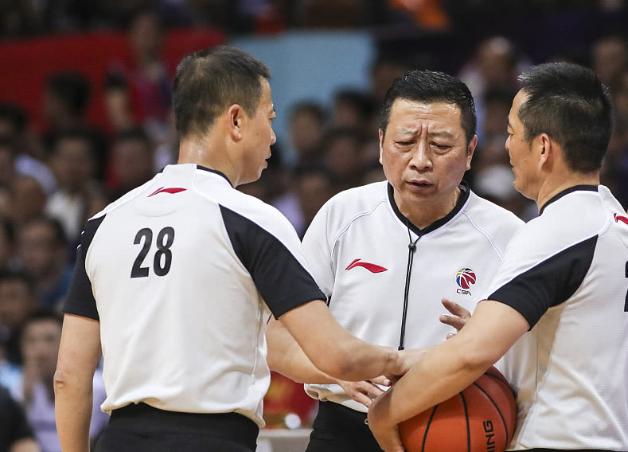 B体育官网关注：CBA裁判争议判罚再起波澜，cba裁判篮球比赛