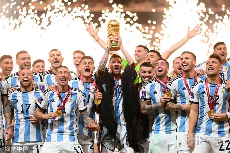 B体育报道：阿根廷力克法国，梅西成功捧起世界杯冠军